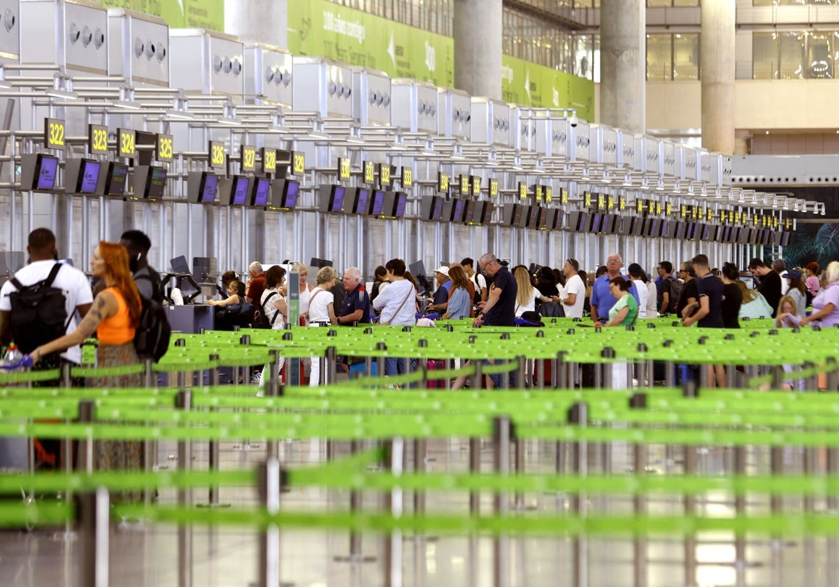 Las colas en los mostradores de facturación evidencian el dinamismo del aeropuerto.