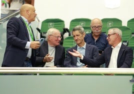 Fernando Ríos, Manuel Azuelaga, José Manuel Domínguez, Isidro Rubiales y Eduardo García (detrás), en el palco del Carpena durante un partido de la pasada temporada