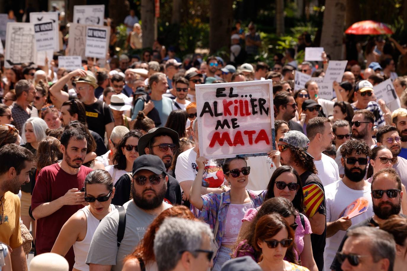 Las pancartas más originales de la manifestación por una vivienda digna en Málaga