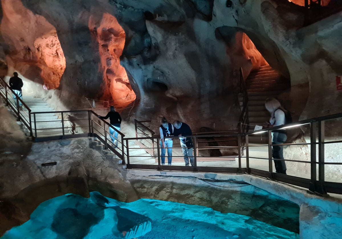 Visitantes en la zona del lago artificial de la Cueva del Tesoro.