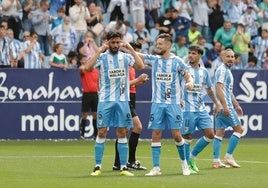 Juande celebra un gol esta temporada en presencia de Genaro.