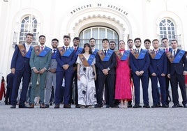 Dieciséis de los diecisiete estudiantes de la primera promoción, en el auditorio Príncipe de Asturias de Torremolinos, ayer lunes.