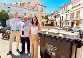 Acto de presentación de uno de los nuevos contenedores de residuos en el centro histórico.