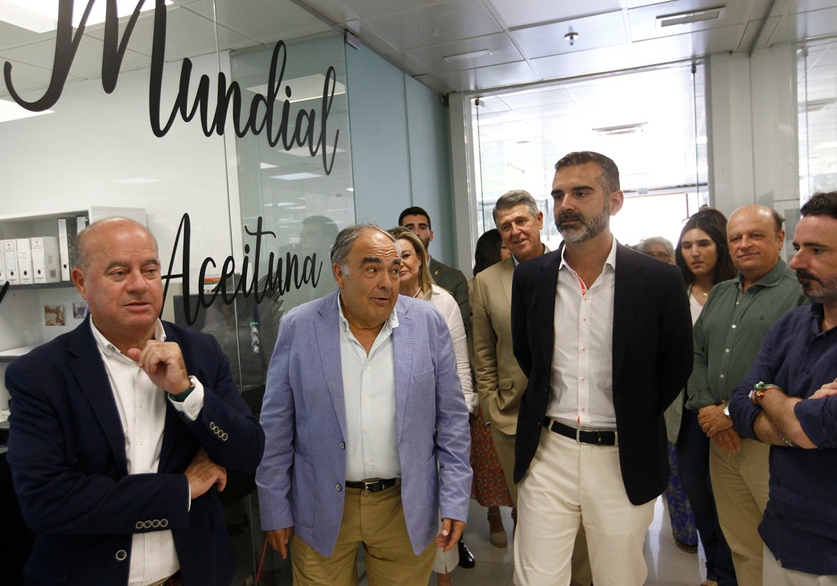 El consejero de Agricultura estuvo acompañado por Antonio Luque de Dcoop, así como el alcalde de Antequera Manuel Barón y el parlamentario andaluz José Ramón Carmona