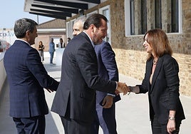 El ministro Óscar Puente saluda a la consejera de Fomento, Rocío Díaz.