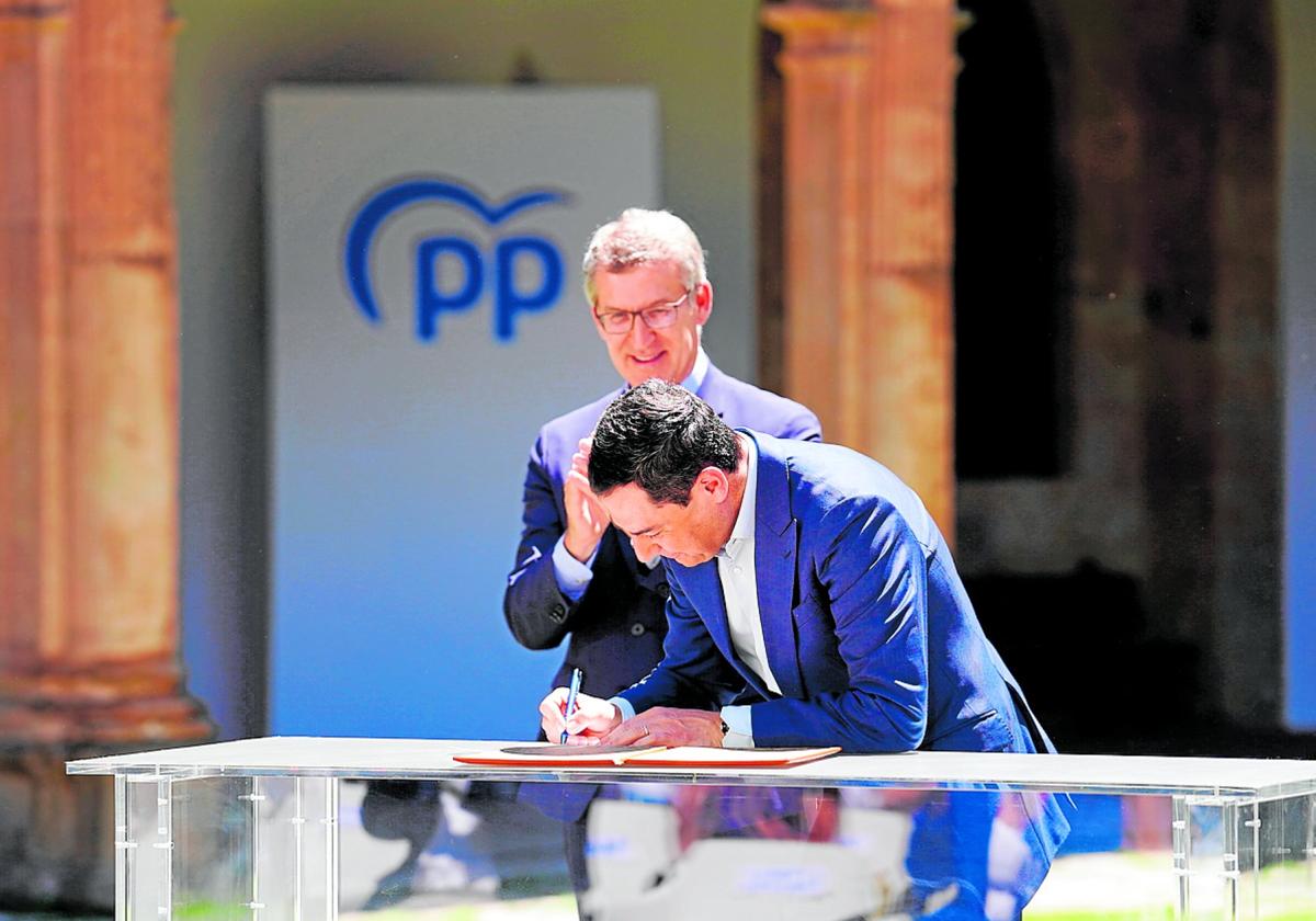 Juanma Moreno firma el acuerdo sobre la propuesta del PP para la EBAU.