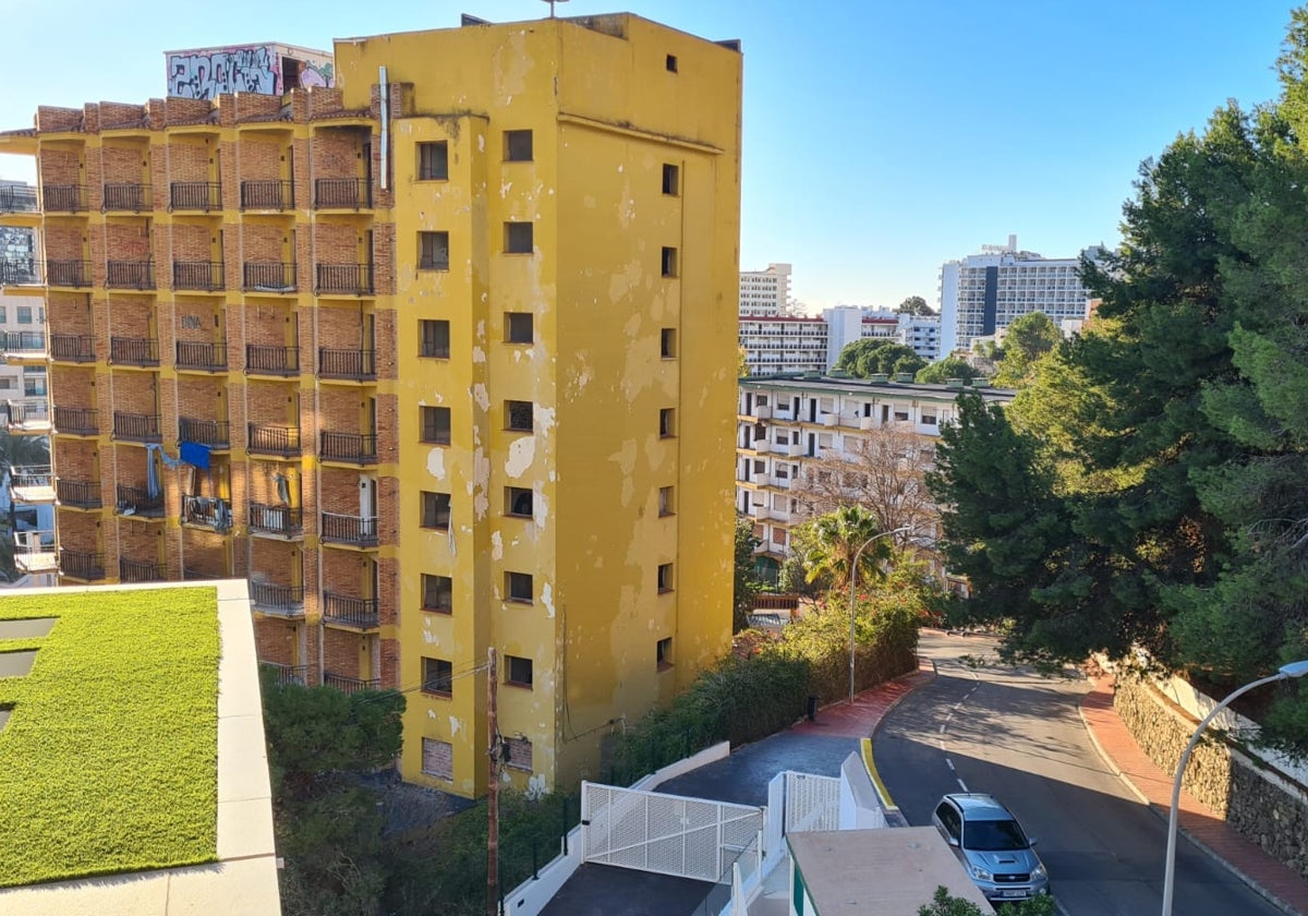 Vista de uno de los hoteles Los Pintores desde un edificio colindante.