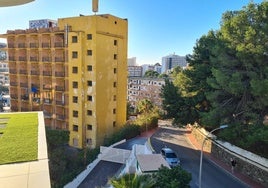 Vista de uno de los hoteles Los Pintores desde un edificio colindante.