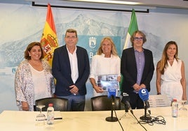 La alcaldesa, Ángeles Muñoz y el decano de la Facultad de Turismo de la UMA, Antonio Guevara, entre otros.