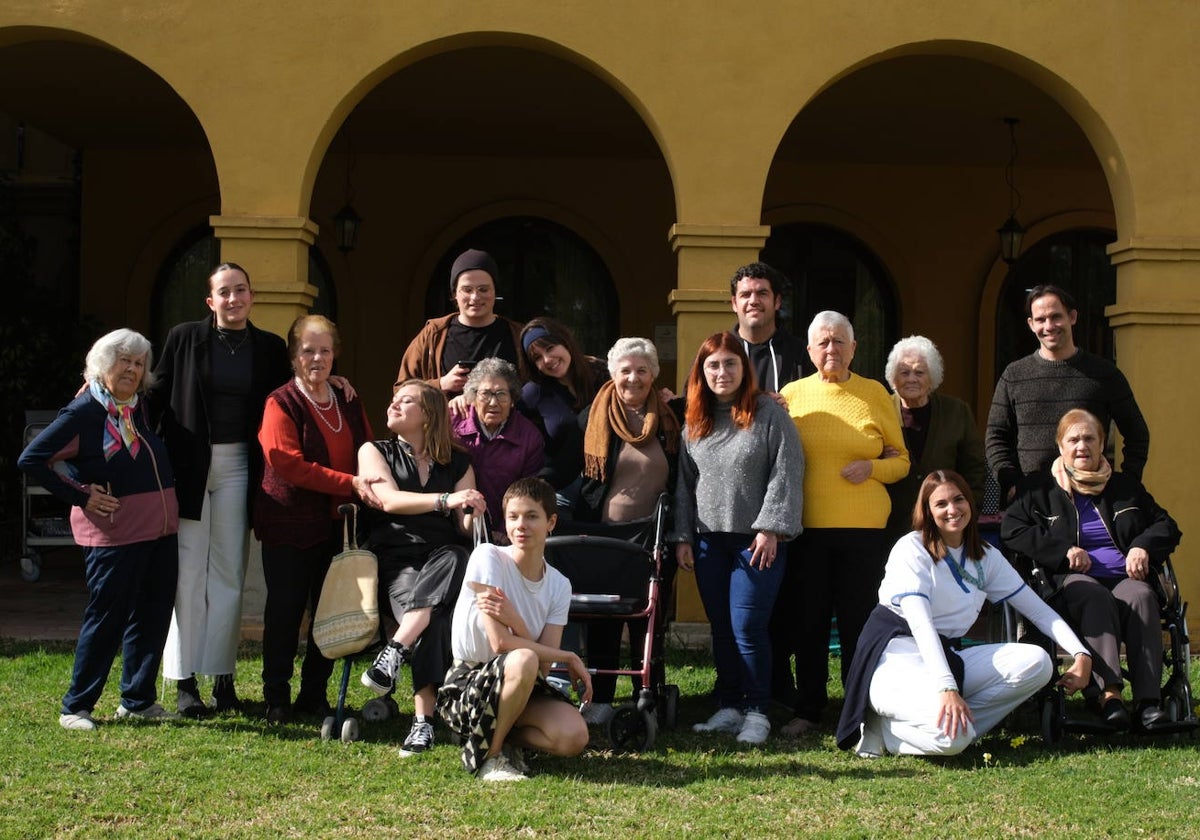 Parte de las participantes del corto, durante el rodaje realizado en Málaga.