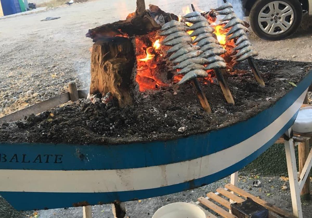 En el restaurante El Balate, en Puerto de la Torre, los espetos se hacen todos los días del verano.