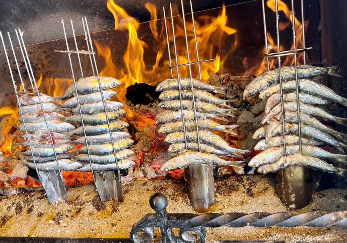 Imagen principal - Las sardinas también se hacen al estilo marengo en la marisquería La Lonja Malagueña de Alhaurín de la Torre. Abajo, espetos en Casa Pedro Lucena (Coín) y barca de espetos en el restaurante Ramírez Moreno El Trapiche