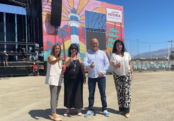 Autoridades y organizadores, este miércoles junto a uno de los escenarios de Torre del Mar.