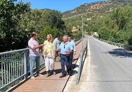 Morales, con los alcaldes de Cortes y Benalauría, entre otros, visitó este miércoles la zona.