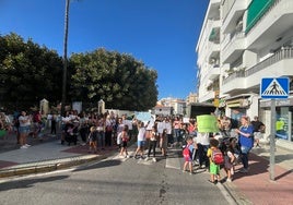 Imagen de la última movilización de los progenitores del colegio público San Miguel de Nerja.