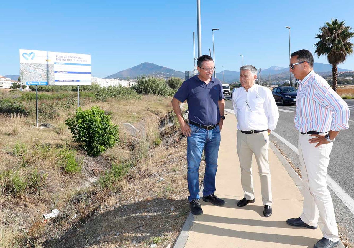 Instalan luminarias led con telemando en la carretera de Ronda en San Pedro Alcántara