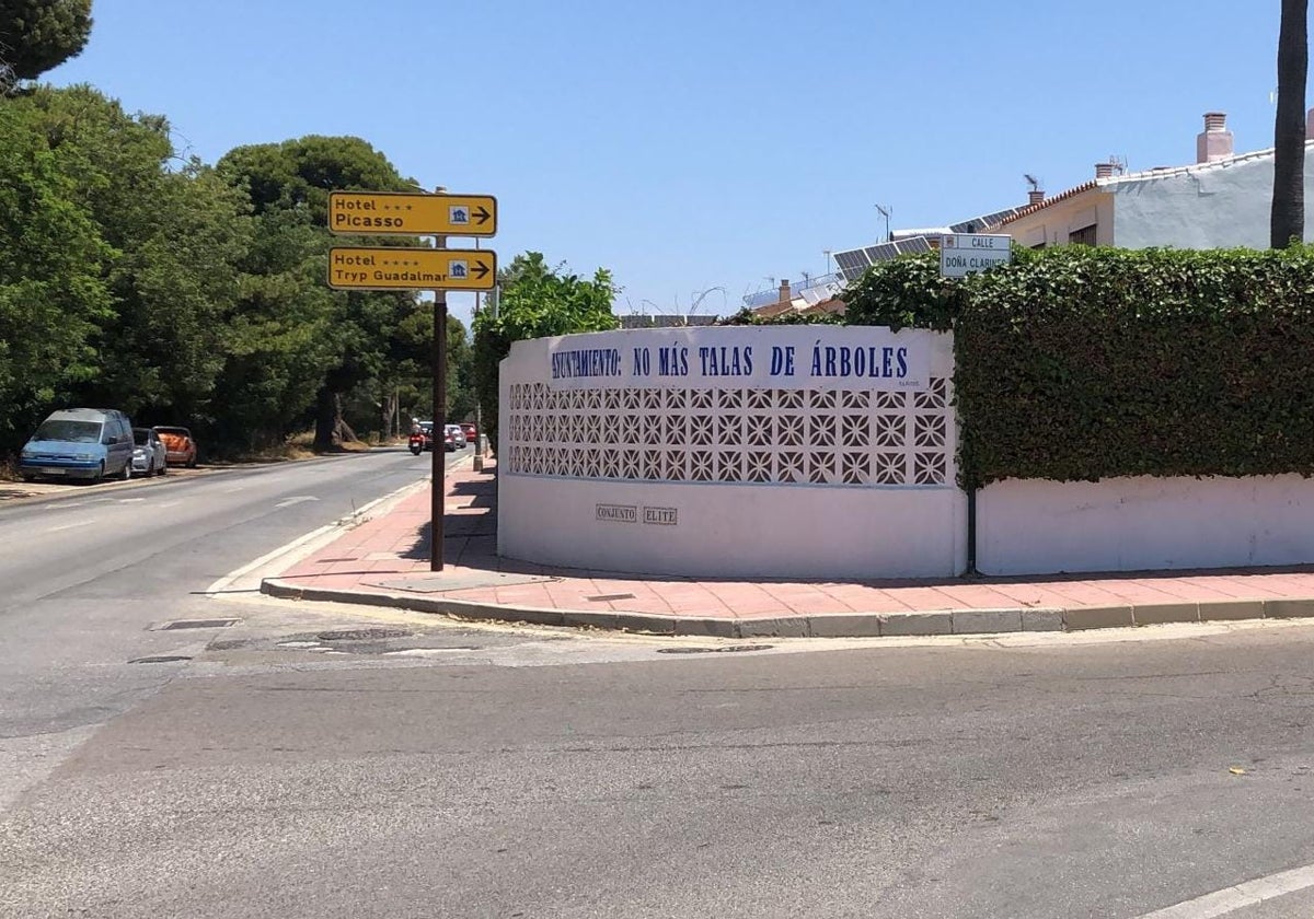 Pancarta dirigida al Ayuntamiento, en el cruce de la Carretera del Campo de Golf con la calle Doña Clarines, en el barrio de Guadalmar.