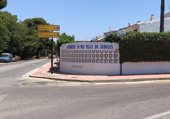 Pancarta dirigida al Ayuntamiento, en el cruce de la Carretera del Campo de Golf con la calle Doña Clarines, en el barrio de Guadalmar.