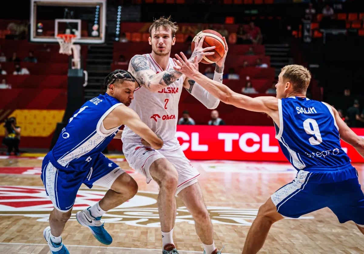 Barcelowski trata de avanzar ante dos jugadores de Finlandia, Little y Salin.