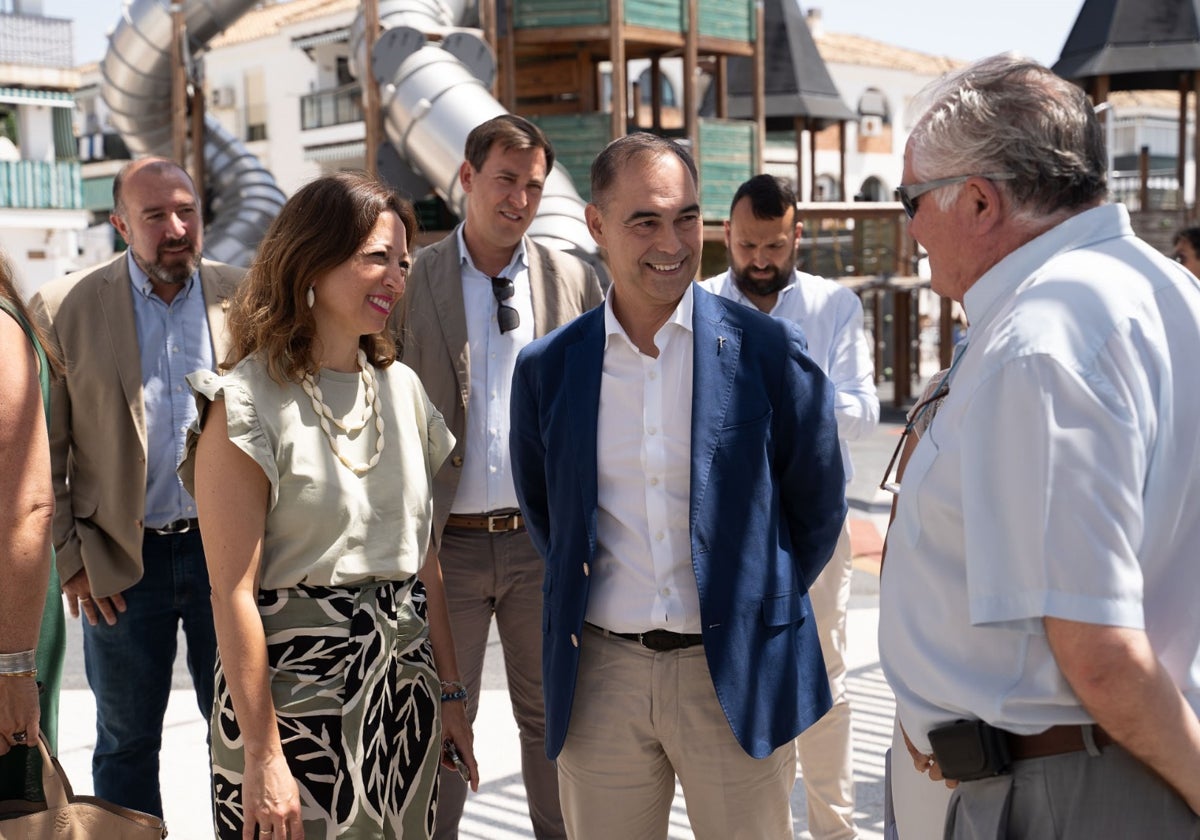 La delegada del Gobierno andaluz y el alcalde, durante la visita al nuevo aparcamiento.