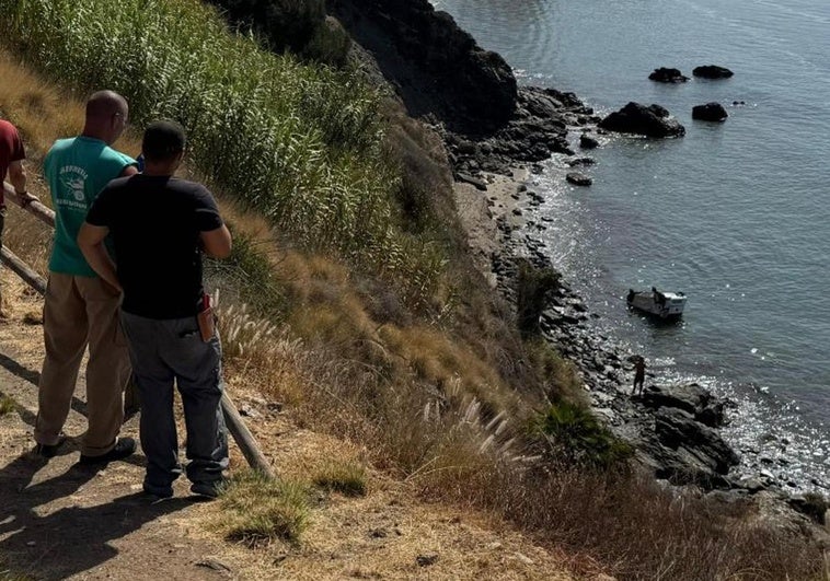 Un submarinista rescata al conductor de un coche que cayó al mar tras un accidente en Benalmádena