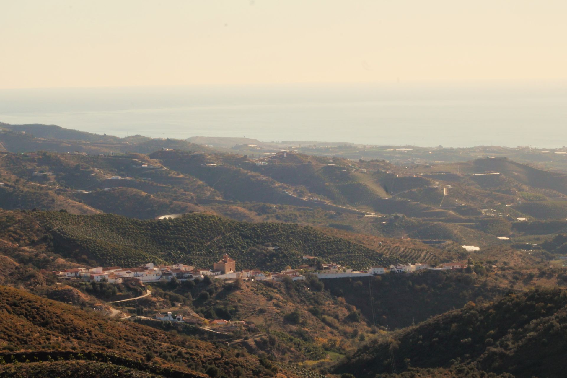 Vista panorámica de Macharaviaya, con el telón de fondo del mar Mediterráneo.