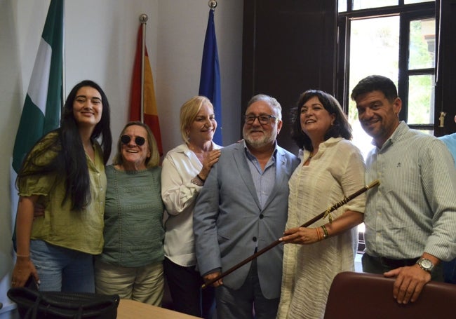 La nueva alcaldesa de Carratraca, Marian Fernández, junto al alcalde de Alhaurín de la Torre, Joaquín Villanova y otras autoridades.