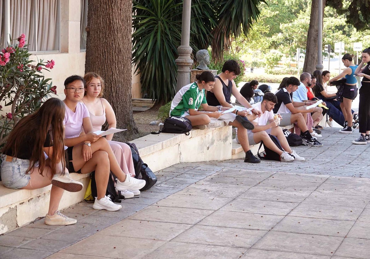 Estudiantes de selectividad en esta convocatoria extraordinaria de julio, durante un descanso entre exámenes este martes.