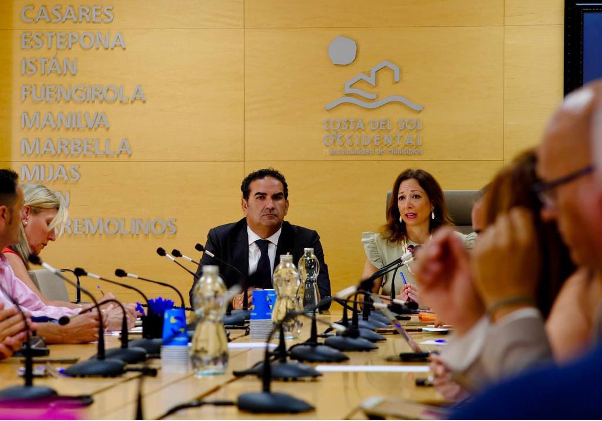 La delegada de la Junta, Patricia Navarro y el presidente de la Mancomunidad Occidental, Manuel Cardeña, presidieron la reunión.