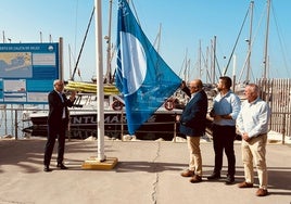 Izado de la bandera azul en el puerto de Caleta de Vélez, este viernes.