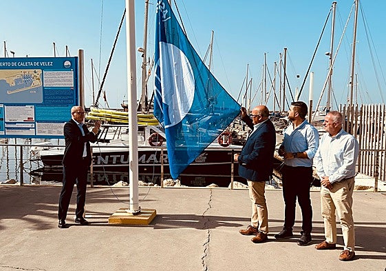 Izado de la bandera azul en el puerto de Caleta de Vélez, este viernes.