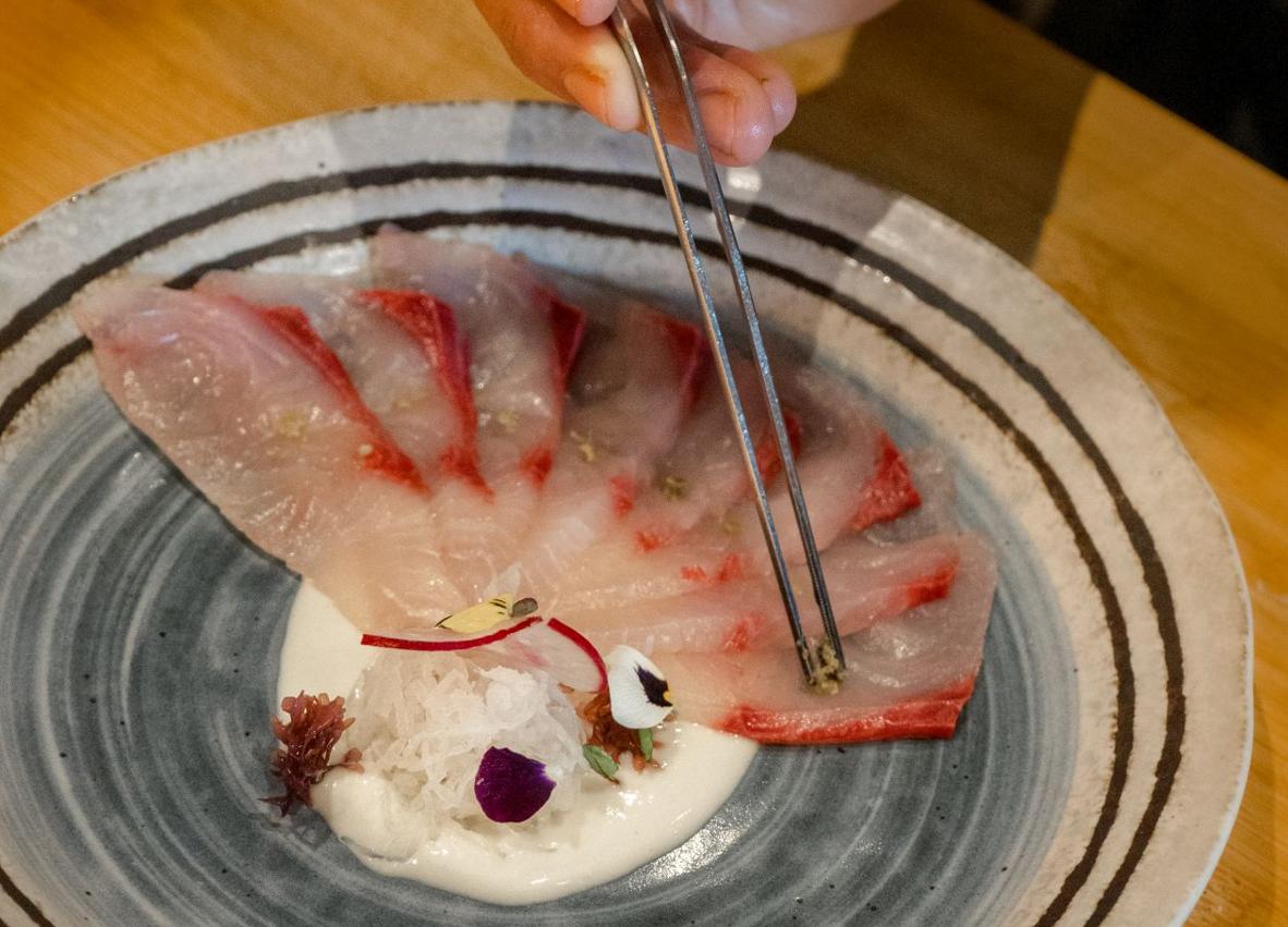 Imagen secundaria 1 - La Sole del Pimpi: Sashimi de Huelin con salmón, atún y pez limón, uno de los platos de la carta de sushi de este céntrico restaurante. Tiradito de pez limón de Takumi. Tartar de atún picante de Óleo.