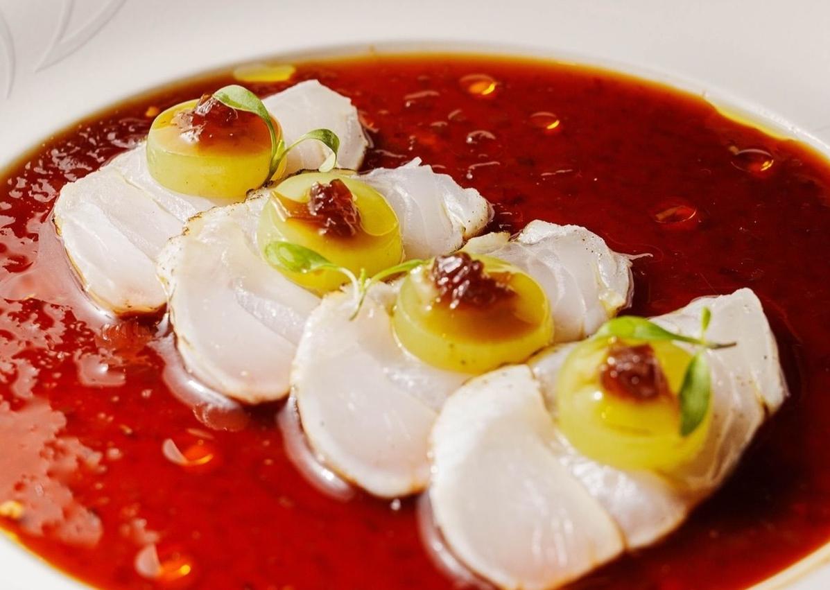 Imagen secundaria 1 - Tiradito de hamachi con salsa ponzu, cilantro y jalapeño de Genji Sushi Bar. Nintai, estrella Michelin en Marbella. Tataki de besugo, salsa picante de tosazu y cebolla de Nobu.