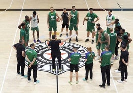 La plantilla del Unicaja durante uno de los entrenamientos que realizó en Belgrado previo a la Final Four.