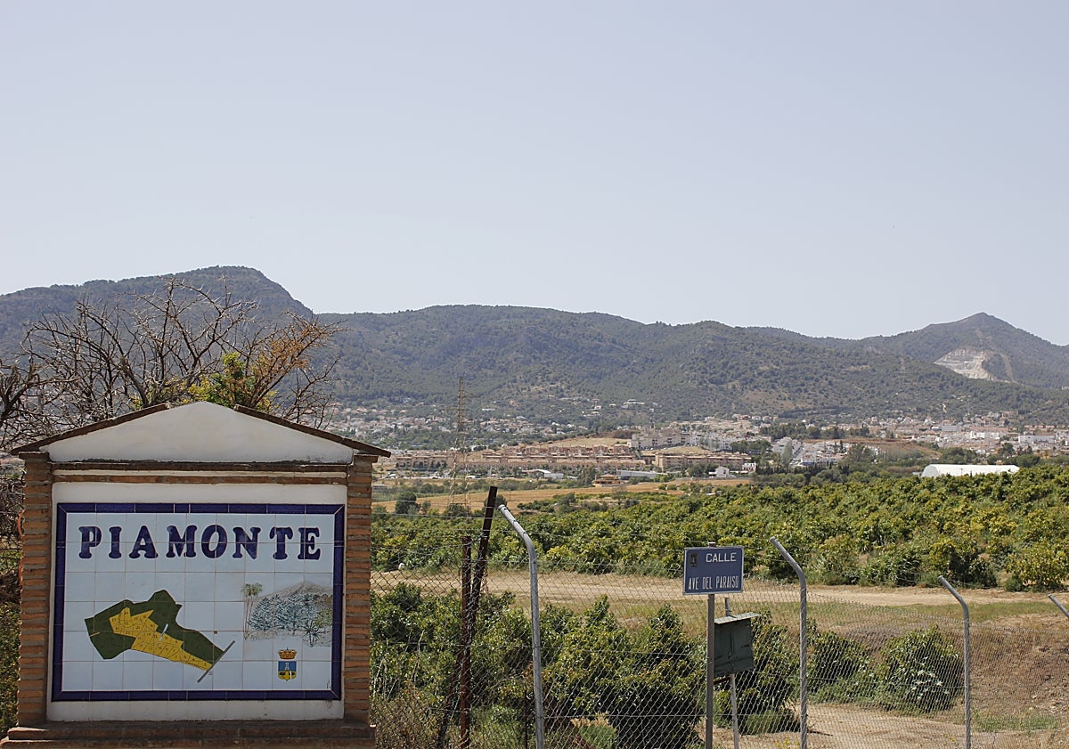 Imagen principal - El paraje de Piamonte, en Alhaurín de la Torre; imagen del Pabellón Mundial Restaurante, de Medilla, en una foto facilitada por Saro Garandillas, que recoge el trabajo de Carlos San Millán y Gallarín y anuncio en 'La Unión Mercantil', reproducido en 'Alhaurín de la Torre en época contemporánea'.