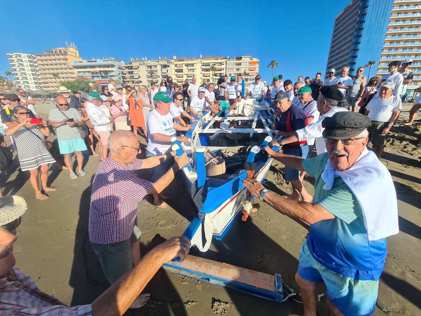 Fuengirola recrea el arte de tirar el copo