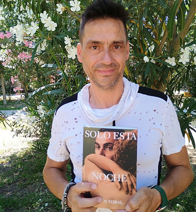 Jesús Toral sujeta su nueva novela.