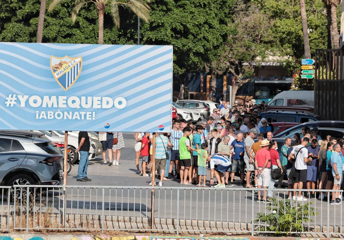 Aficionados hacen cola en las taquillas de La Rosaleda desde primera hora de este lunes.