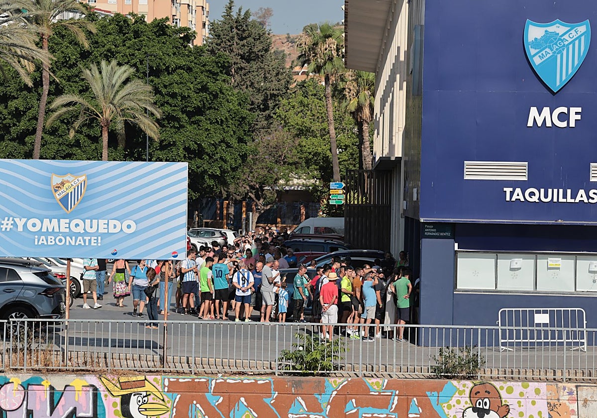 Los aficionados hacen cola en las taquillas de La Rosaleda para comprar nuevos abonos.