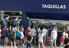 Los aficionados se agolpan en las taquillas de La Rosaleda desde primera hora de la mañana.