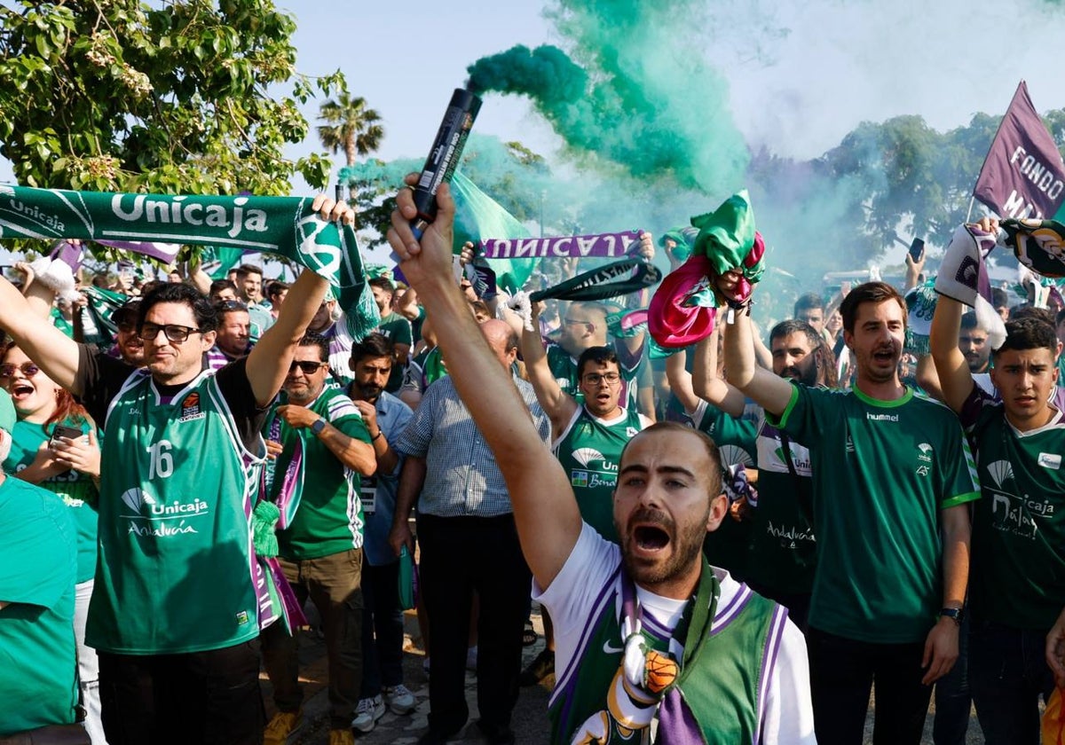 Aficionados del Unicaja reciben al equipo en los exteriores del Palacio de los Deportes.