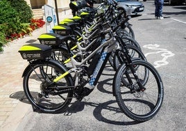 Nuevos coches híbridos, bicis eléctricas y furgones para la Policía Local de Málaga