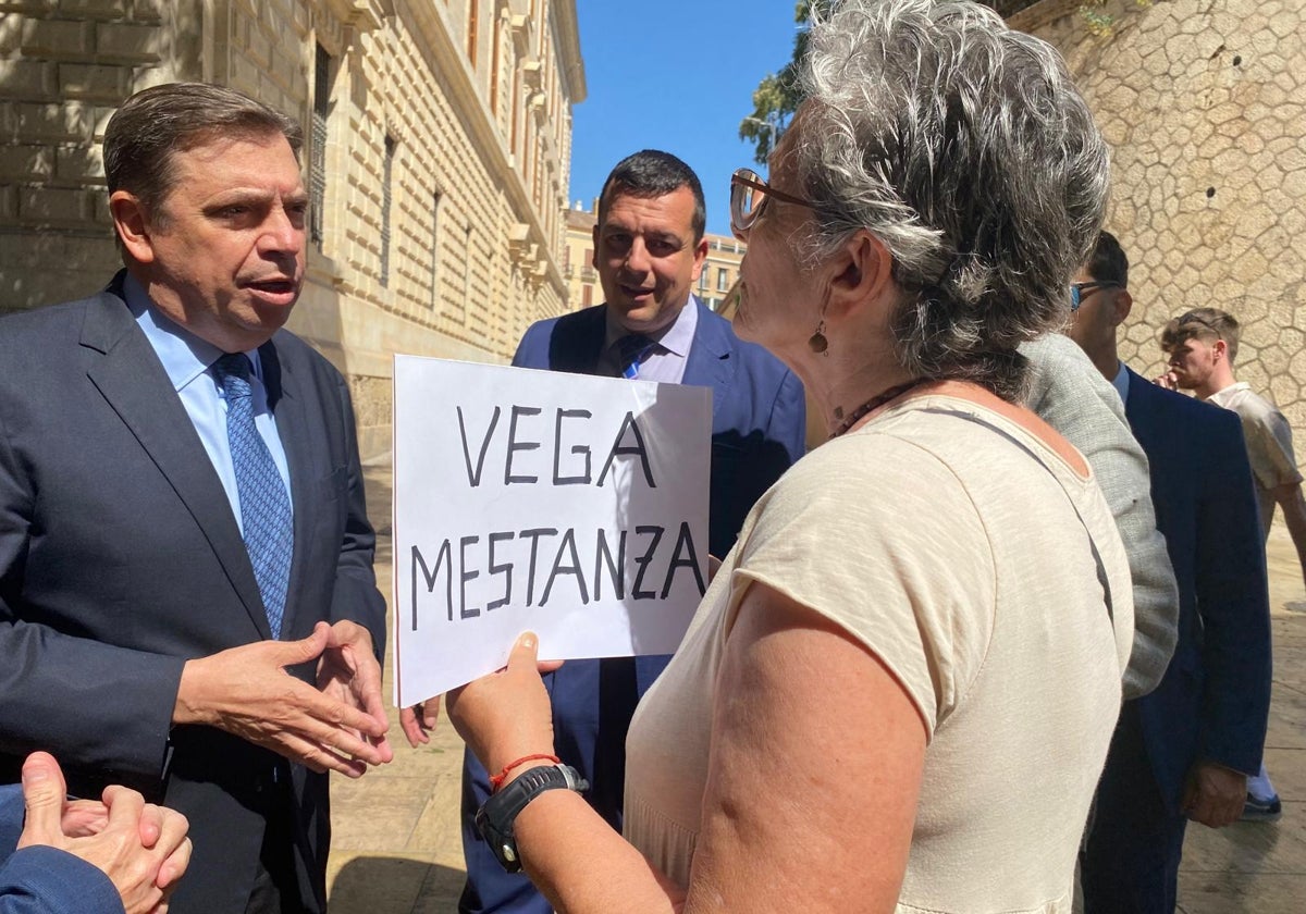 Luis Planas habla con Mari Carmen Mestanza.