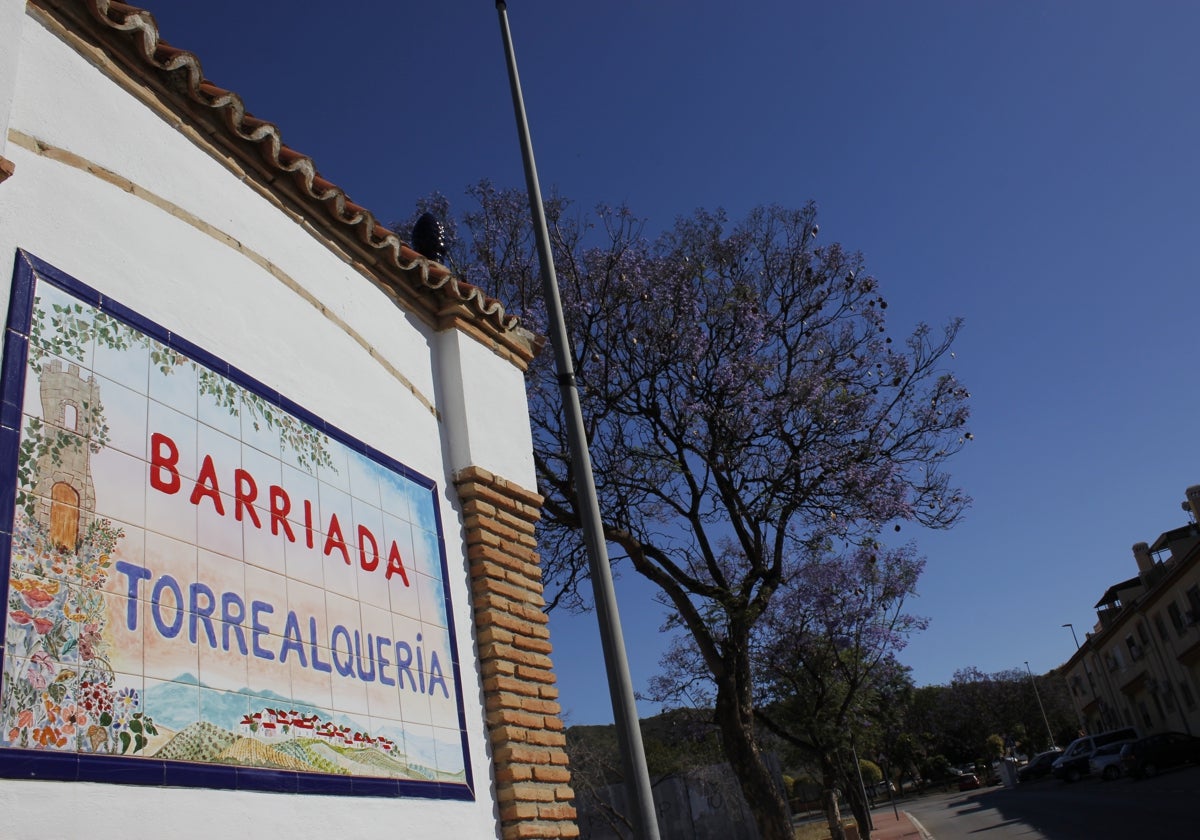 Entrada a la barriada de Torrealquería.