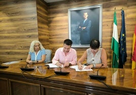 Acto de firma del convenio en el Ayuntamiento de Torrox, este martes.