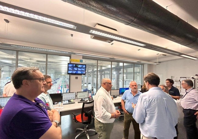 El alcalde veleño, Jesús Lupiáñez, en su visita a la planta desaladora de Murcia.