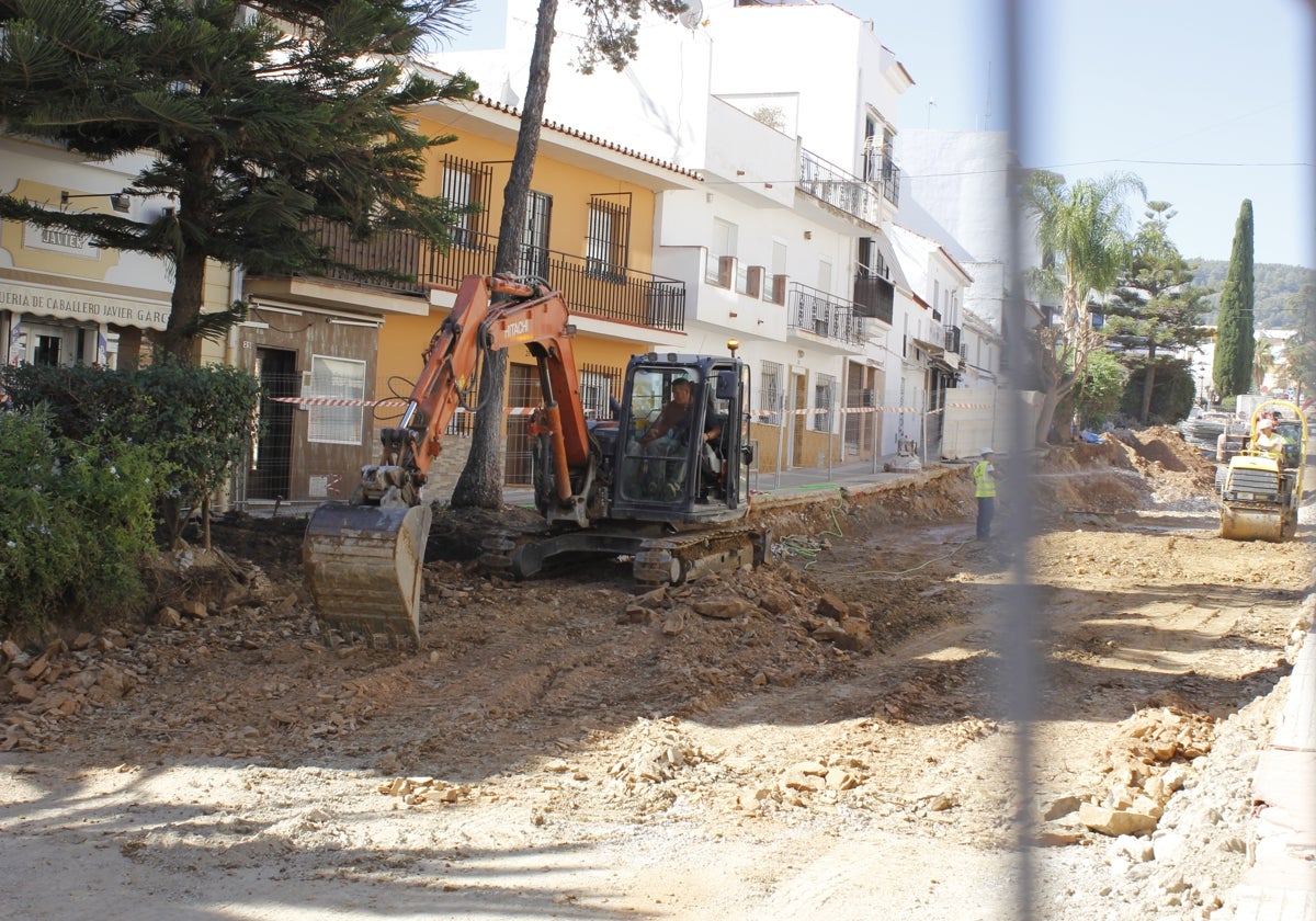 Imagen de las obras en la avenida de España para el entubado del arroyo Blaquillo, tomada tras el vallado protector.