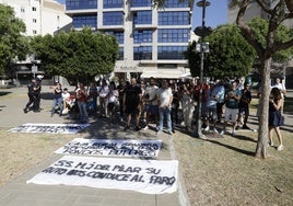 Los trabajadores del Hotel Guadalpín Banús se manifestaron ayer para defender sus puestos de trabajo.