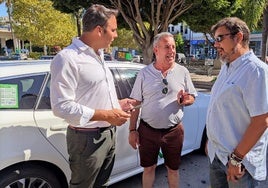 Cortés charla con taxistas del municipio.