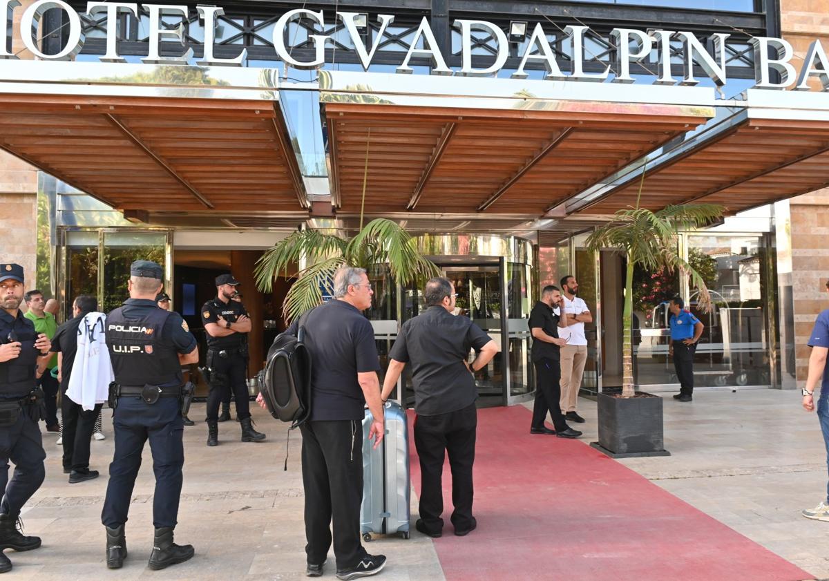 Imagen principal - La Policía acordona el Hotel Guadalpín Banús e impide el acceso a algunos trabajadores